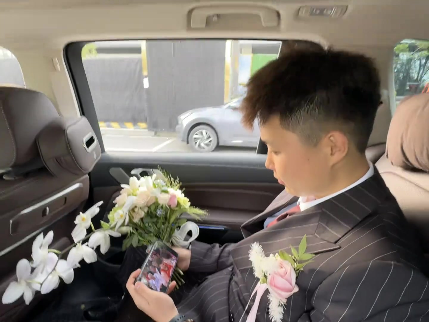 看個(gè)球順便結(jié)個(gè)婚新郎婚車上偷瞄火勇生死戰(zhàn)