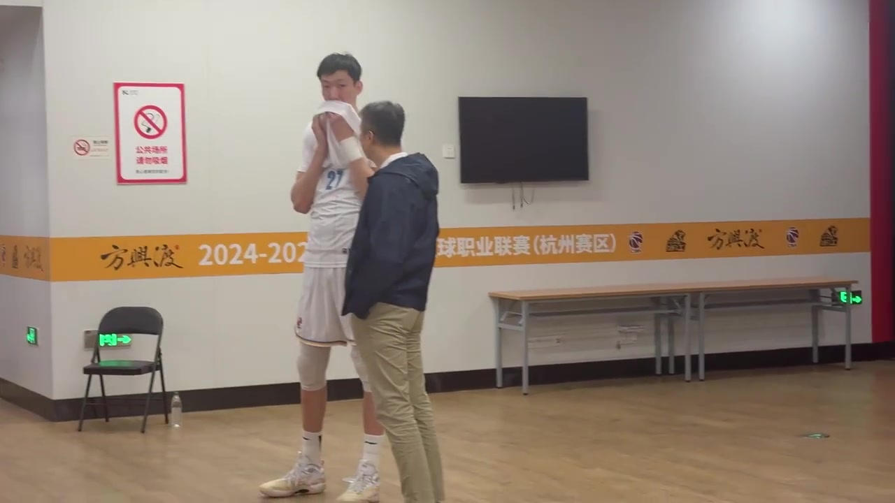 聊啥呢男籃主教練郭士強前來觀看CBA總決賽并與周琦熱聊