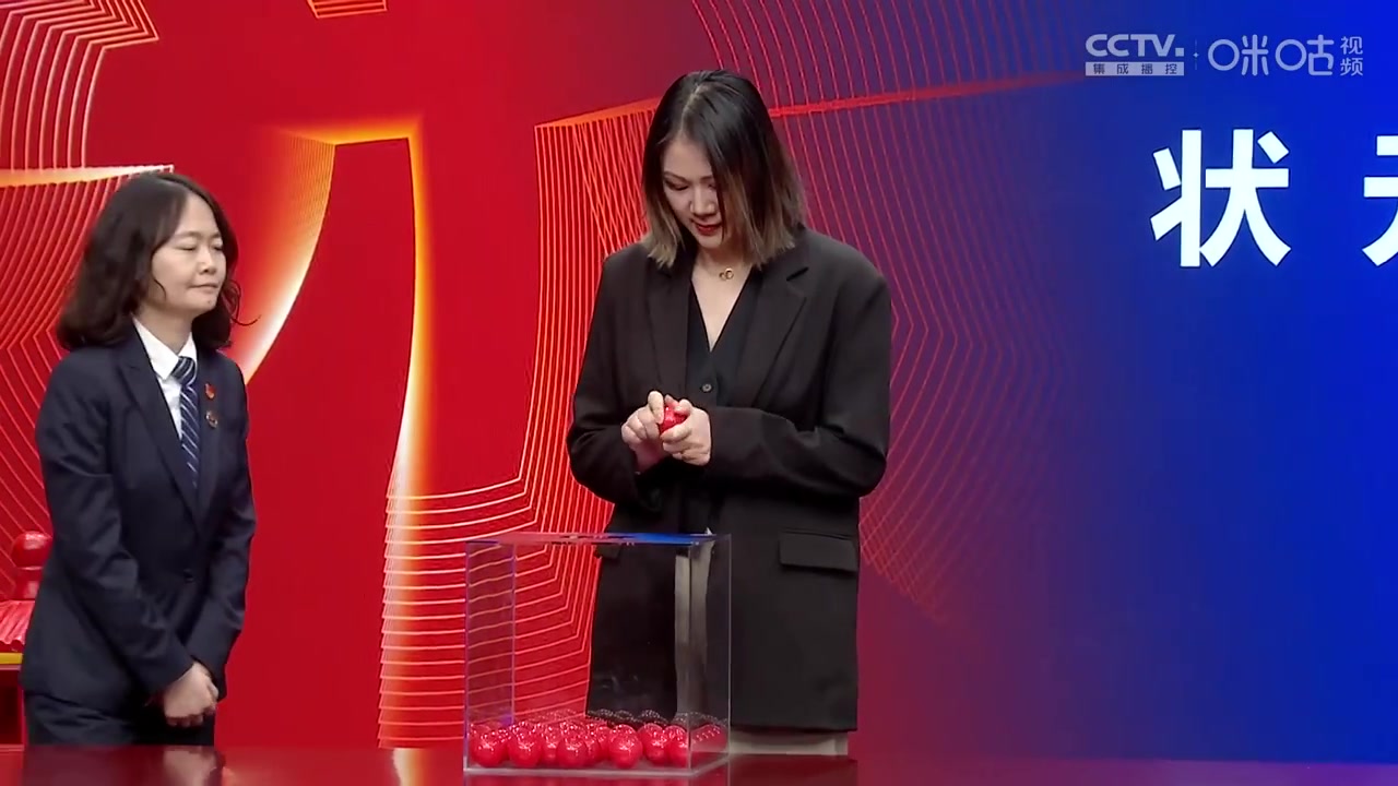 江蘇男籃的女經(jīng)理參加抽簽這顏值和身材真不錯呀