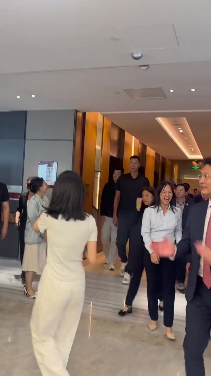 易建聯(lián)回國出席活動(dòng)出緋聞之后看起來更羞澀了