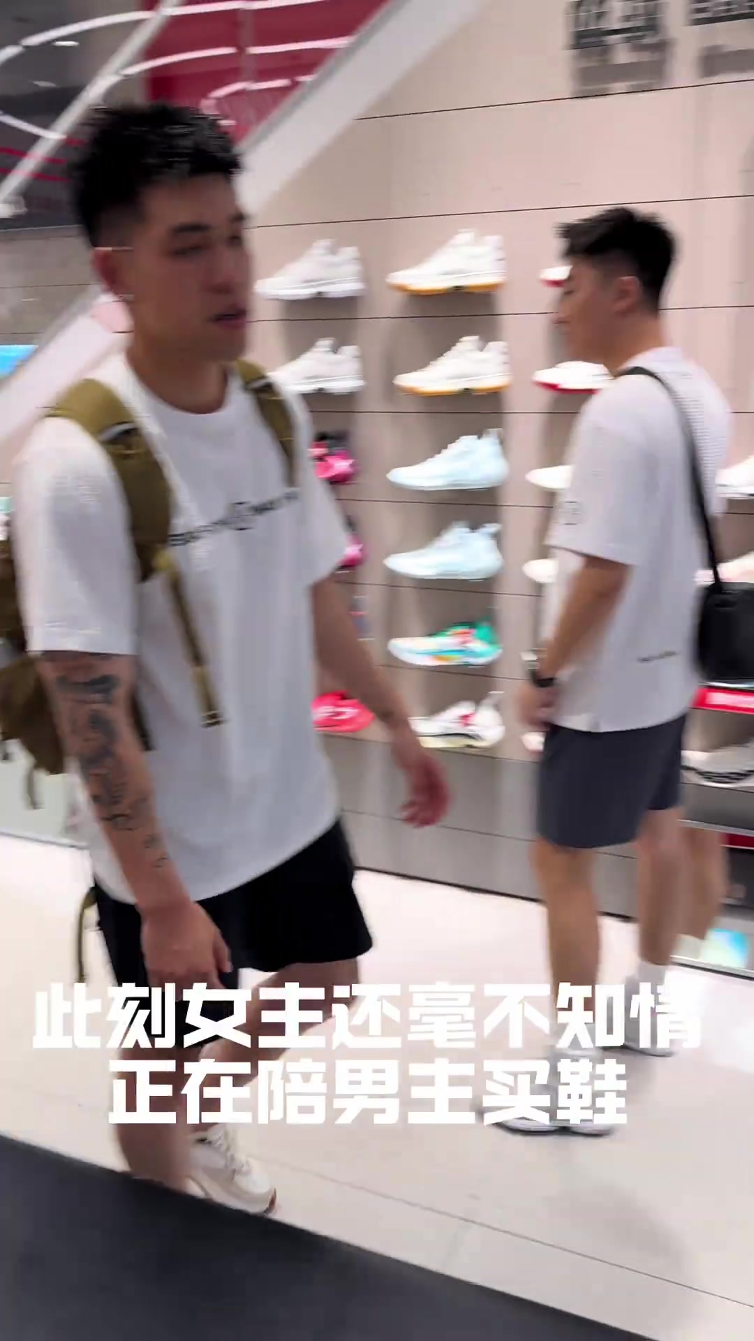 李寧拉塞爾中國(guó)行期間Dlo現(xiàn)身粉絲求婚現(xiàn)場(chǎng)送上美好祝愿